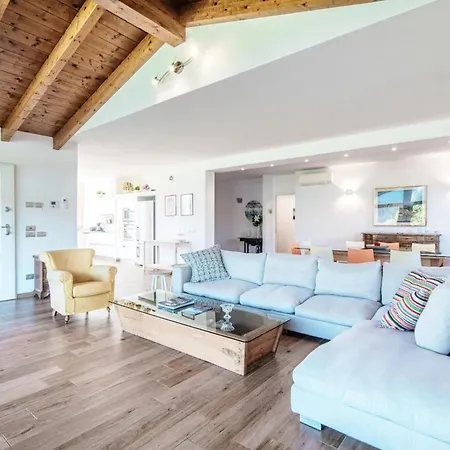 With Breathtaking Views In Appartement Bellagio